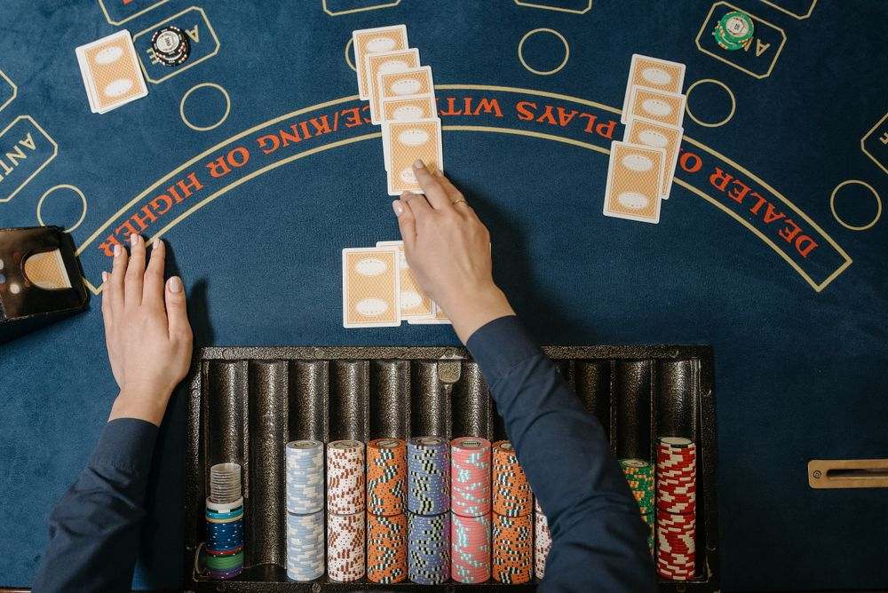 Dealer membagikan kartu di meja blackjack sebagai ilustrasi