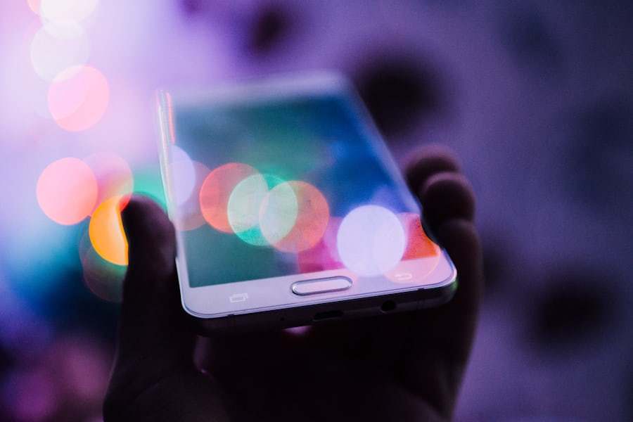 Ponsel pintar menampilkan konten web dengan tata letak responsif