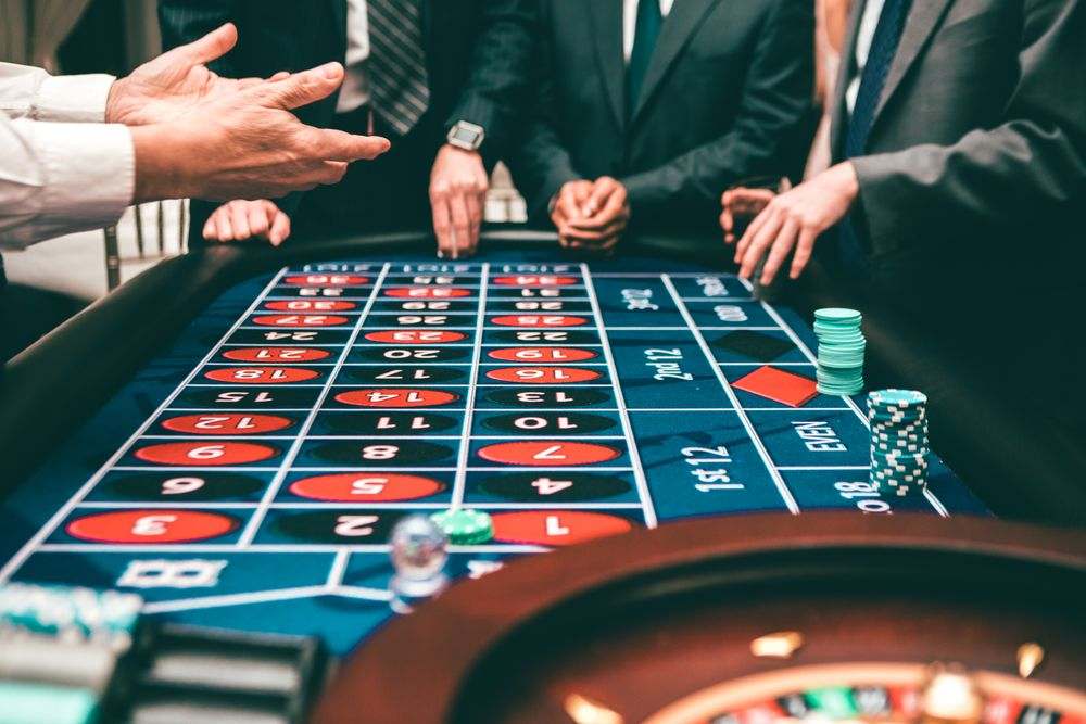 Meja roulette dengan para pemain memasang taruhan sebagai ilustrasi