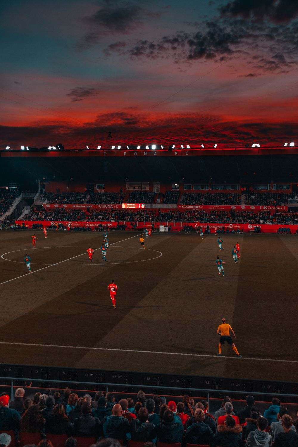 Stadion sepak bola saat pertandingan berlangsung sebagai ilustrasi